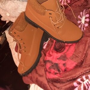 Nwt sassy gorgeous 😍 faux fur ankle boots harvest